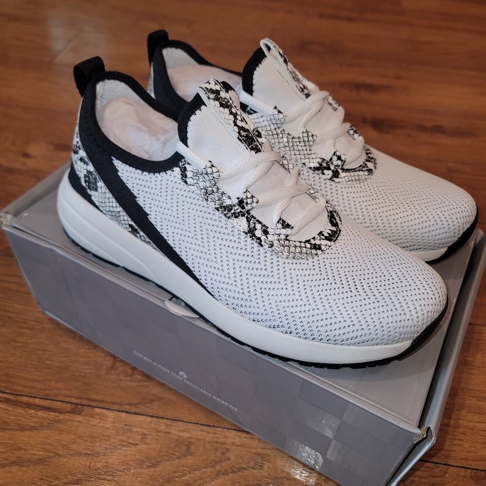 Vince Camuto Arielinda sneakers sz 8